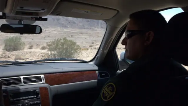 Interior del vehículo de la Patrulla Fronteriza de EE.UU.