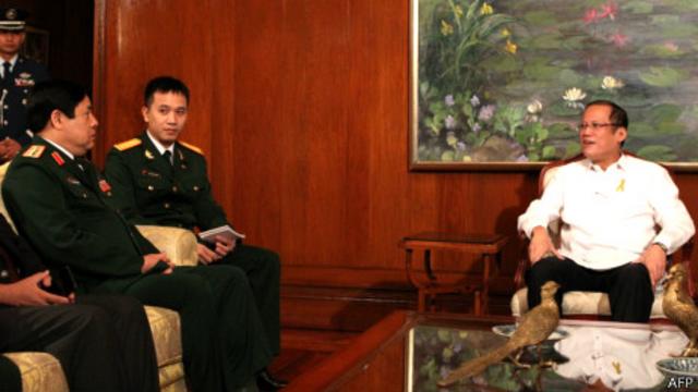 Đại tướng Phùng Quang Thanh chào xã giao Tổng thống Philippines Benigno Aquino