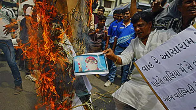 आसाराम के खिलाफ विरोध प्रदर्शन