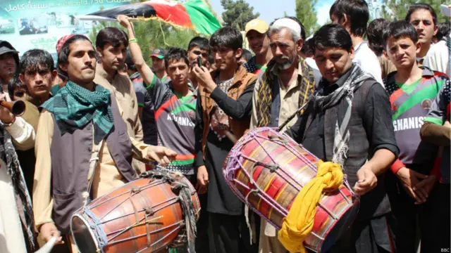 صدها تن از هواداران این تیم امروز به استقبال آنها به فرودگاه کابل آمده بودند.