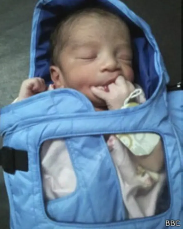 Bebé envuelto en la funda térmica "Embrace" ("Abrazo" en español)