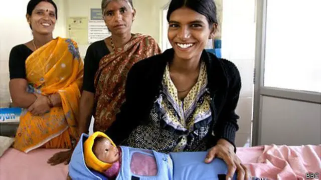 Mujeres muestran el saco térmico de "El Abrazo"