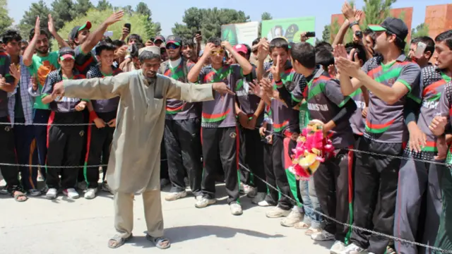 هواداران کریکت با ساز و سرود و رقص از تیم ملی کریکت استقبال کردند.