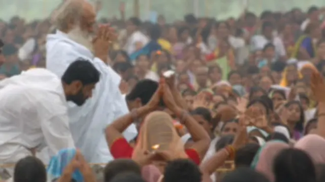 भीड़ की वजह से पुलिस को नोटिस तालीम कराने में मशक्कत करनी पड़ी. 