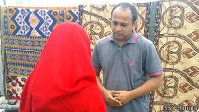 সংবাদদাতার কাছে শৈশবের যৌন নির্যাতনের ঘটনা তুলে ধরছেন এক তরুনী। 