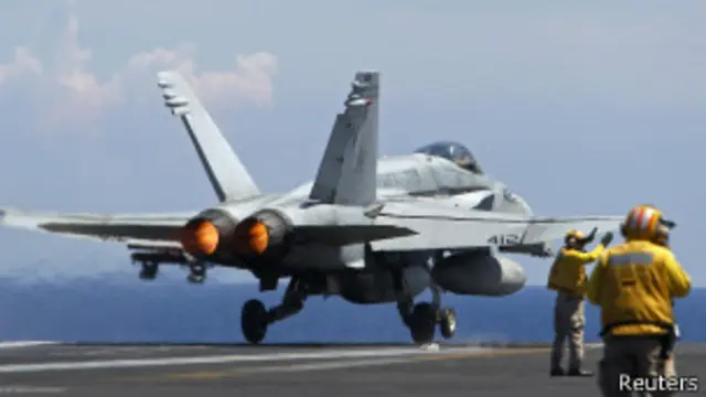 Caça F18 Hornet no porta-aviões Nimitz | Foto: Reuters