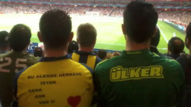 Arsenal stadındaki Fenerbahçe taraftarları