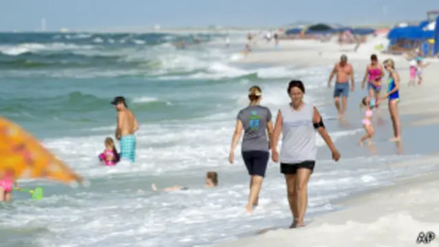 Praia lotada na Flórida / AP