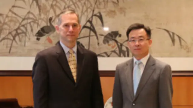 中國外交部駐港特派員宋哲會見美國駐港總領事夏千福（27/08/2013）