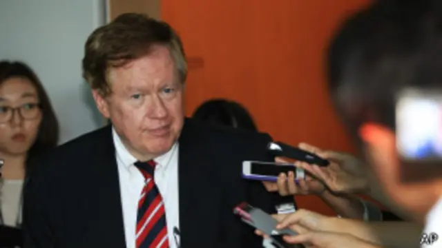 美國特使羅伯特·金於首爾會見媒體記者（26/8/2013）