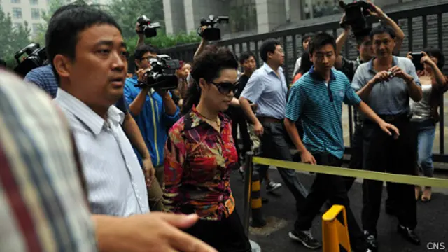 夢鴿抵達北京海澱區法院（中新社圖片28/8/2013）