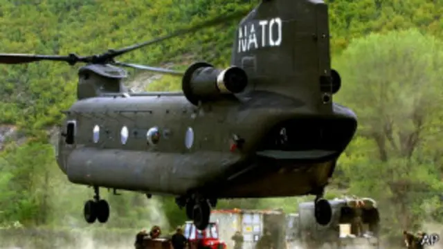 Helicóptero de la OTAN en Kosovo