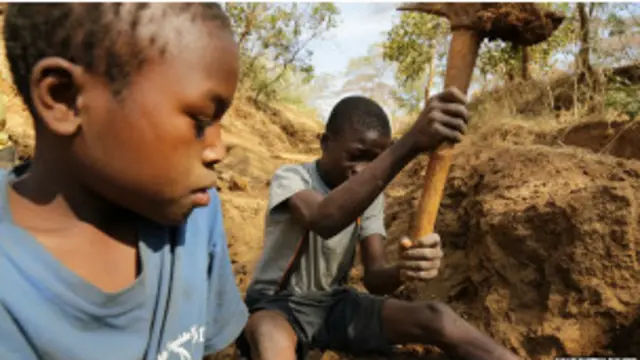 
په آسیا پسفېک ( آسيا کې د آرام سمندرگي سيمه) کې ۷۸ میلیونه ماشومان کار کوي، خو د افریقا په بېديا کې بيا د کارگرو ماشومانو سلنه تر ټولو لوړه ده. 