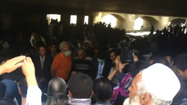 ورزشکاران، بازرگانان و فعالان اجتماعی به دعوت سازمان زندگی زیباست به دیدار معتادان زیر پل سوخته رفتند