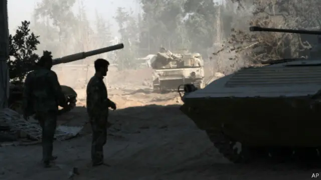 Tropas sírias nos arredores de Damasco (AP)