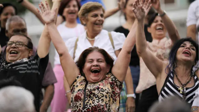 Gente acude a una terapia de risa en Caracas, Venezuela