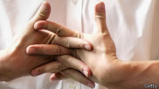 Tronándose los dedos