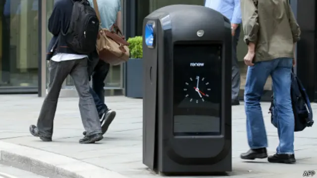 Papelera inteligente en el distrito financiero de Londres