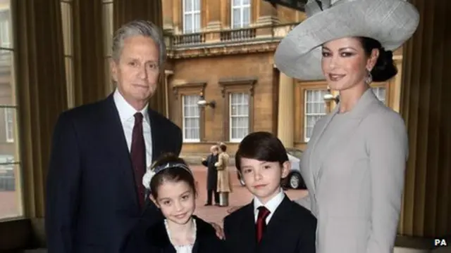 Семья Дугласа и Зета-Джонс во время посещения Букингемского дворца в 2011 году