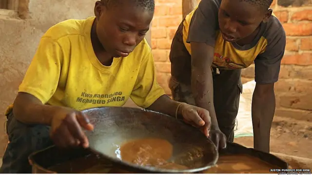 तंज़ानिया अफ्रीका का सबसे बड़ा सोना उत्पादक देश है.ह्यूमन राइट्स वॉच के मुताबिक़ यहां की छोटी सोना खदानों में हज़ारों बच्चे काम करते हैं. कुछ की उम्र तो आठ साल तक है.15 वर्षीय एज़ेकेल एस का कहना है कि वो कई बार सोना निकालते हुए मर्करी यानी पारे का धुआं अंदर खींच लेते हैं.