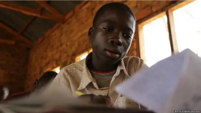 रिचर्ड कहता है कि ''मुझे खनन का काम बिल्कुल अच्छा नहीं लगता. मैं स्कूल जाना चाहता हूं लेकिन अपनी किताबों औऱ यूनिफॉर्म के लिए मेरे पास पैसे नहीं हैं. मैं खनन करता हूं ताकि ये चीज़े ख़रीद सकूं वरना कभी ना करूं. मैं एक टीचर बनना चाहता हूं.''