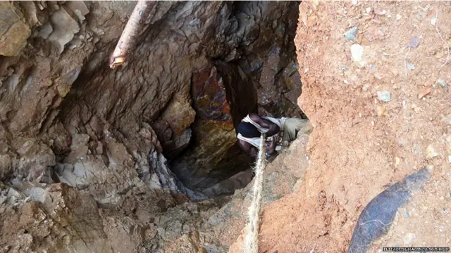 रिपोर्ट के मुताबिक़ बच्चे ज़मीन के नीचे काफ़ी गहराई तक खुदाई करते हैं, असुरक्षित गड्ढों के भीतर काम करते हैं. ज़मीन के काफ़ी नीचे तक काम के घंटे 24 घंटों तक खिंच जाते हैं और सोने के भारी बोरों को भी उठाते हैं.