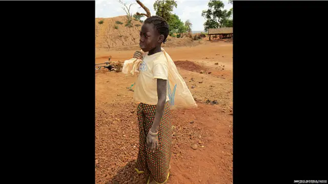 12 वर्षीय ये लड़की हथौड़े की मदद से अयस्क से सोना निकालती है. वो बताती है'' एक दिन हथौड़ा का कोना मुझे लग गया. बहुत सारा ख़ून निकला था.''कई घंटों तक पैदल चल कर खदान तक पहुंचने वाली इस बच्ची को दिन भर में एक या दो डॉलर मिलते हैं.