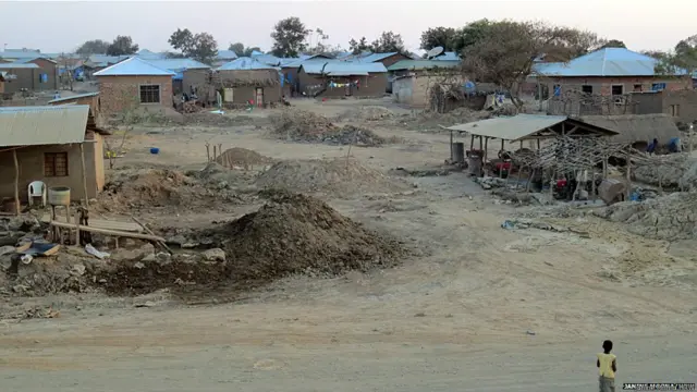 इस मानवाधिकार समूह का ये भी कहना है कि इन खनन क्षेत्रों में और आसपास, लड़कियों का यौन शोषण भी होता है और यौन कर्म के लिए मजबूर हो जाती हैं.व्यावसायिक यौन शोषण का शिकार होने वाली लड़कियों में एचआईवी संक्रमण का ख़तरा बढ़ जाता है.