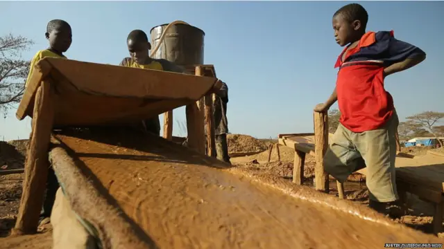 ह्यूमन राइट्स वॉच का कहना है कि तंज़ानिया सरकार को इन छोटी सोना खदानो में बच्चों के इस्तेमाल को कम करना चाहिए और विश्व बैंक व दूसरे दानदाता देशों को इसमें मदद करनी चाहिए.