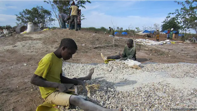 शोधकर्ता जेनाइन मोरना कहती हैं कि तंज़ानिया औऱ दानकर्ता देशों को इन बच्चों को स्कूल या व्यावसायिक प्रशिक्षण केन्द्र भेजना चाहिए.इनमें से कुछ बच्चें कक्षाओं में जाते हैं लेकिन काम उसके आड़े आता है.