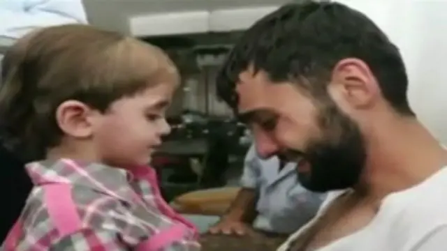 Pai e filho se reencontram na Síria | Foto: BBC