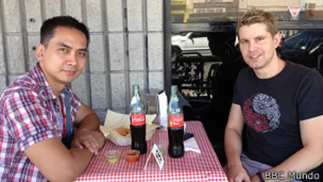 Tim y John, clientes de un restaurante mexicano