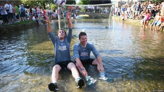 पानी पर फुटबॉल का खेल