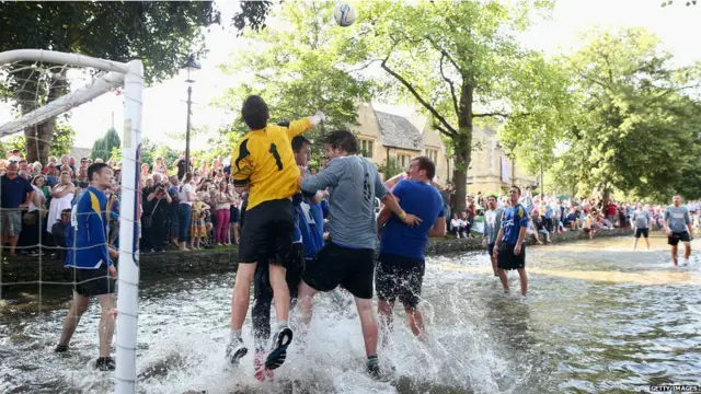 पानी पर फुटबॉल का खेल