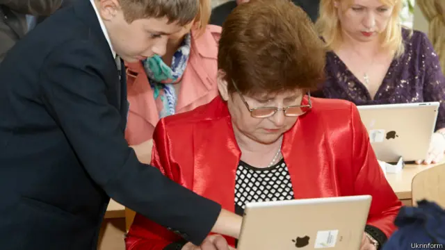 Школяр і вчителька за комп'ютером