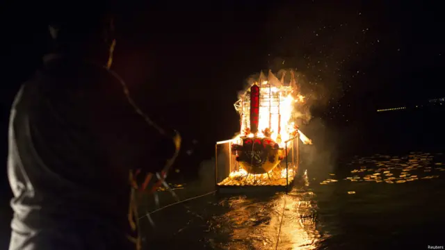 चीन में भूखे भूतों को भोजन कराने का उत्सव