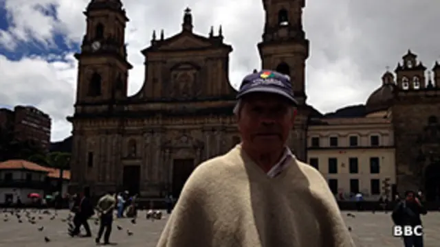 Hombre con ruana en la Plaza de Bolívar de Bogotá