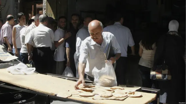Warga Suriah membeli roti di Damaskus, Khaled al-Hariri/Reuters