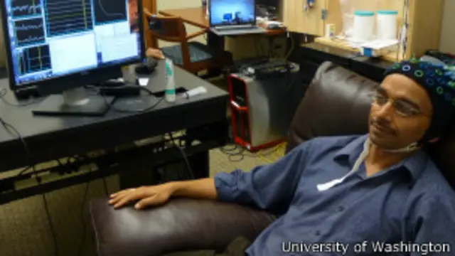 El "emisor" envía señales cerebrales al "recibidor" conectados a través de internet