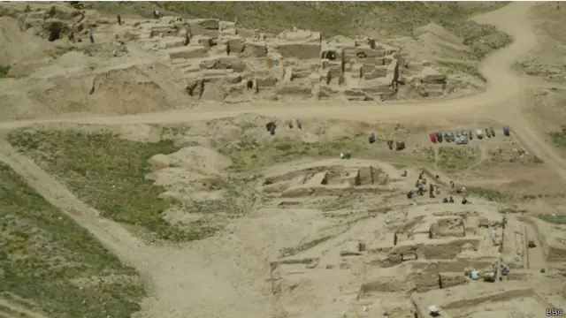 د عینکو مسو کان د لوګر په شمال ختیځ او د کابل په جنوب کې د دنګو غرونو تر شا پروت دی چې په سیمه کې د مسو ستر کان پېژندل شوی دی.