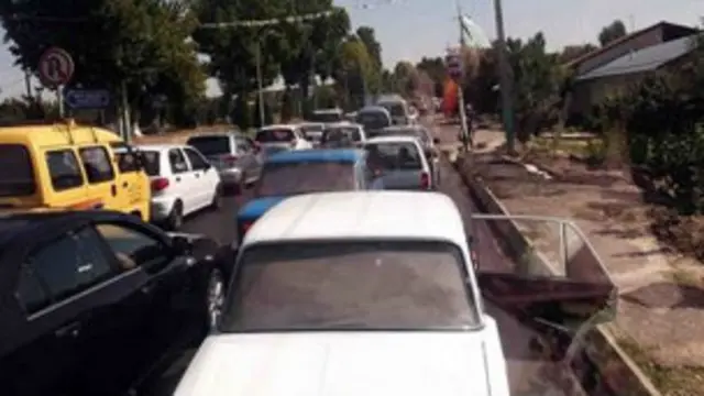 Ҳар бир автомобил текширилаётгани учун аватомобиллар қатори бир неча километрга чўзилади.