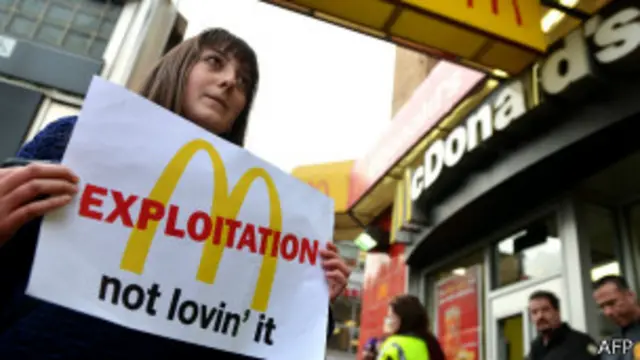 Участница забастовки около McDonald's в Нью-Йорке
