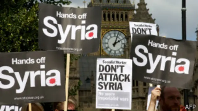 Manifestantes protestam em frente ao Parlamento britânico | Foto: AFP
