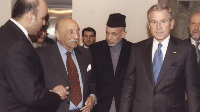 شاه سابق پس از سقوط طالبان و پس از سی سال زندگی در تبعید، به کشورش بازگشت.