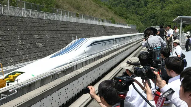 یہ ٹرین برقی چارج شدہ مقناطیسوں کی قوت کی مدد سے پٹڑی سے چار انچ اوپر معلق ہو کر سفر کرتی ہے