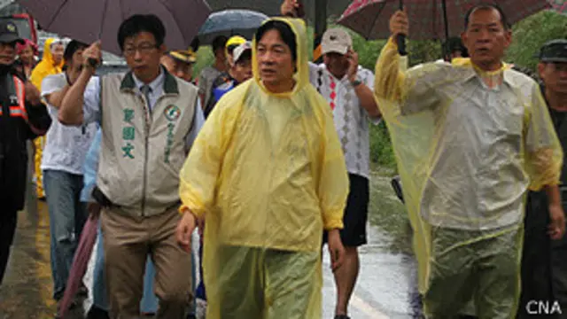 台南市长赖清德（中）视察淹水区域（台湾中央社图片29/8/2013）
