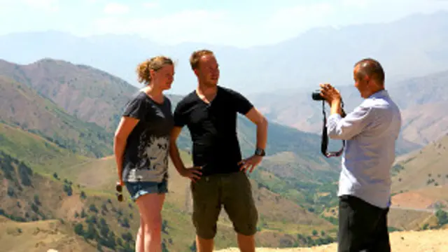 Линдсей Корт ҳамроҳи яна бир журналист Сёрд Клумпенар билан бирга