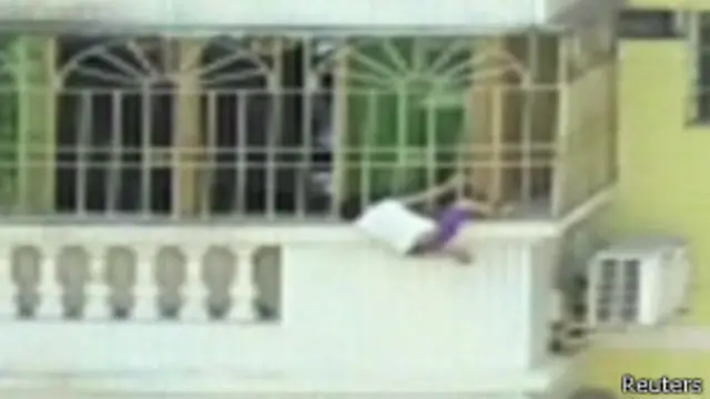 Garoto Jujun preso na grade de proteção do 6º andar | Foto: Reuters