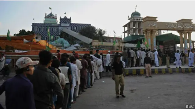 Entrada do templo de Karachi no Paquistão | Foto: BBC