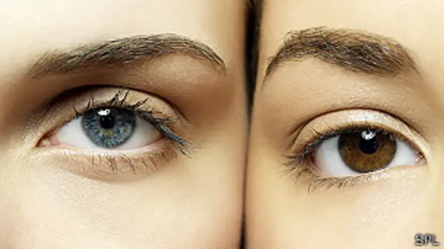 Mujer con hombres azules y otra con ojos marrones